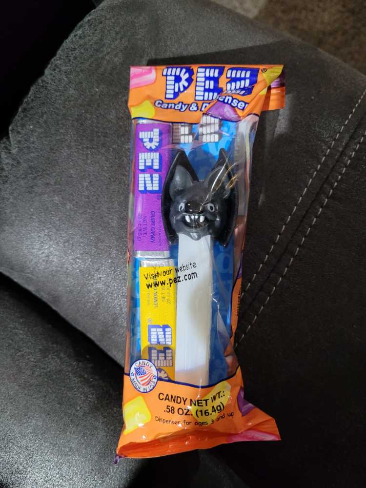 Halloween - Bat  pez collectible [Barcode 073621093034] - Main Image 2