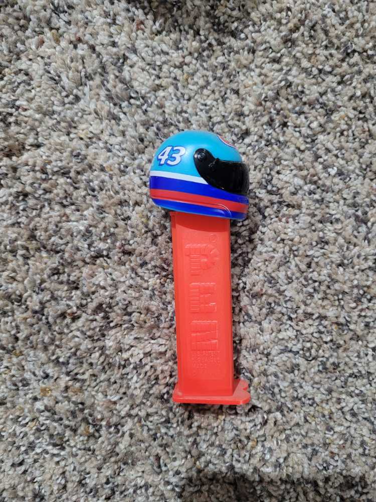 Nascar - Richard Petty #43  pez collectible - Main Image 3