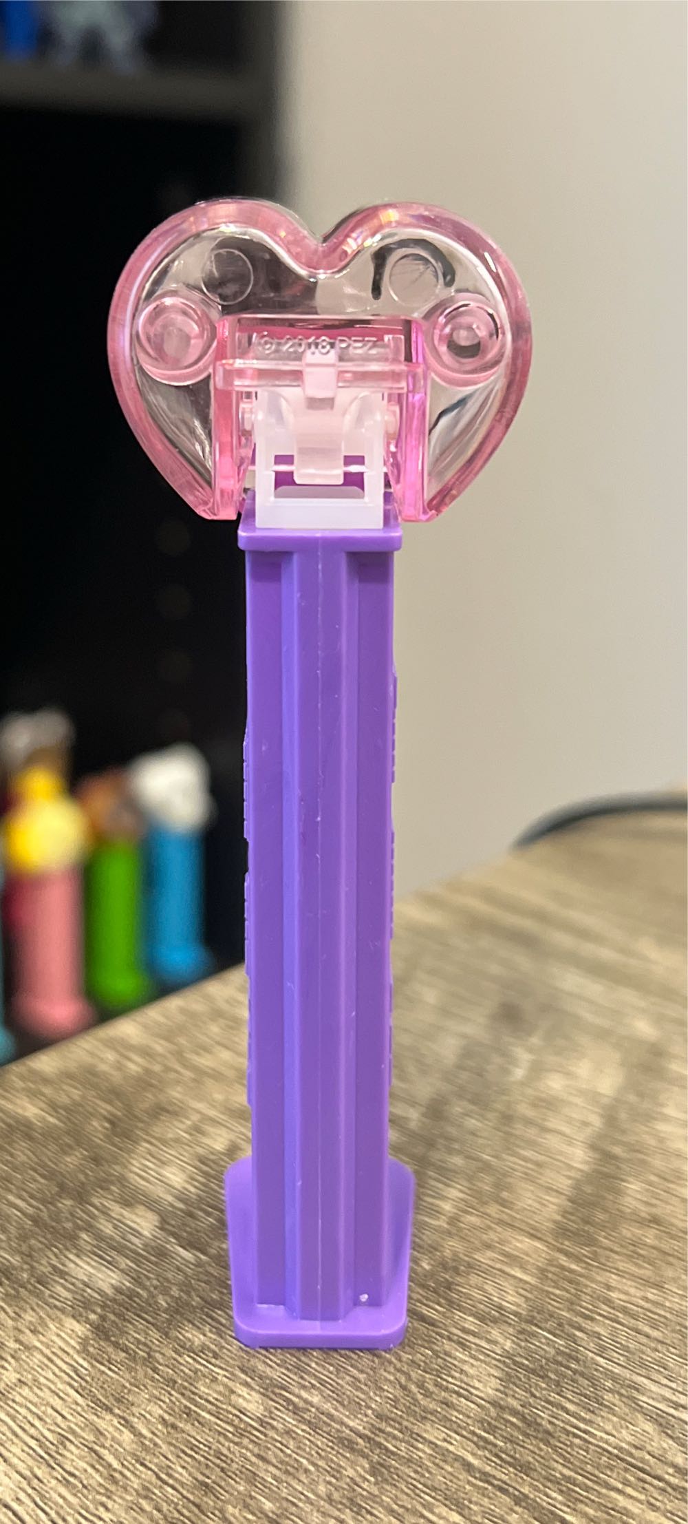 Crystal Hugging Heart - Valentines pez collectible [Barcode 073621092143] - Main Image 3