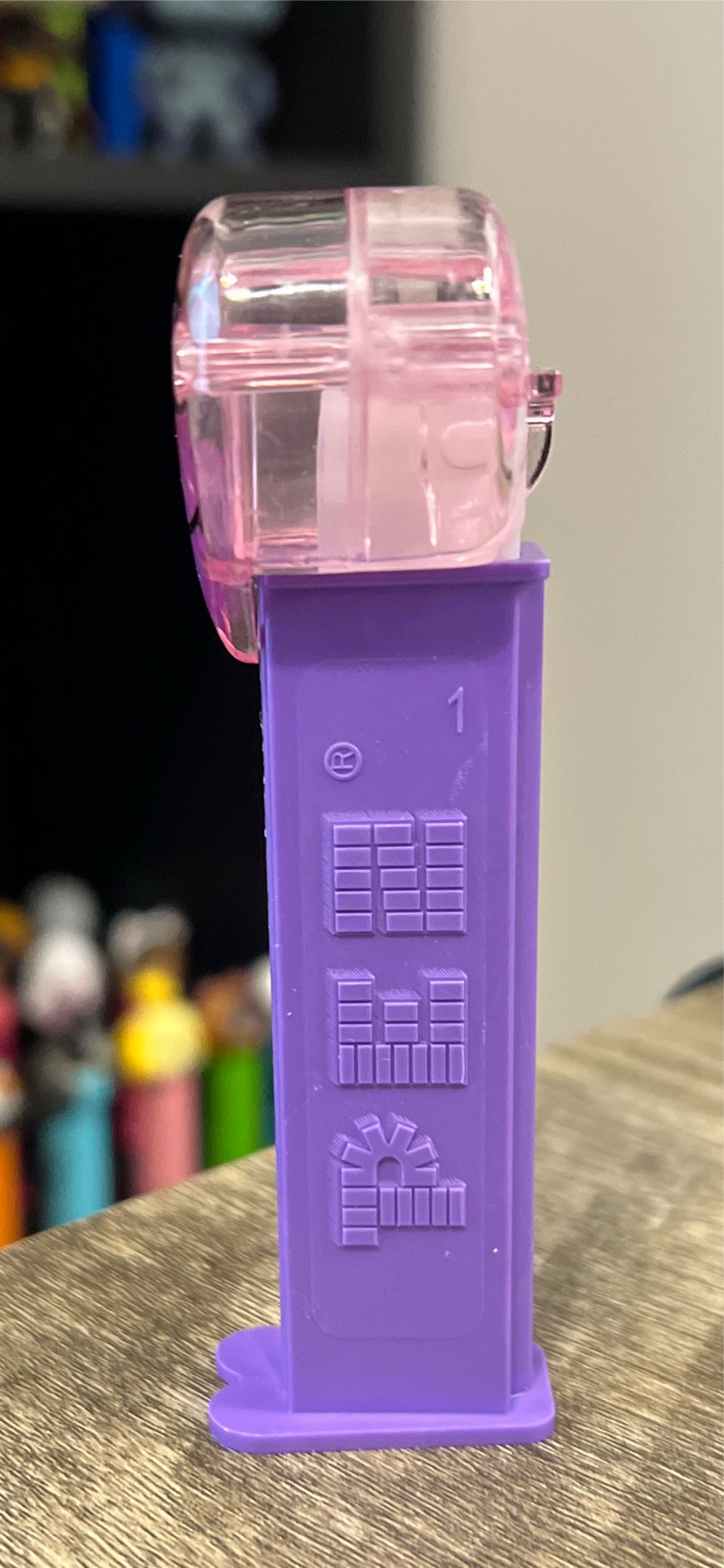 Crystal Hugging Heart - Valentines pez collectible [Barcode 073621092143] - Main Image 4