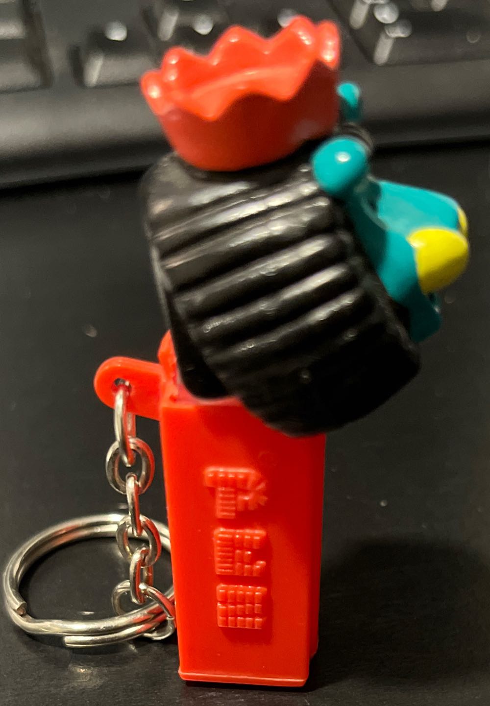 Lion With Crown Mini Keychain  - 70s Style Mini Keychains pez collectible - Main Image 2