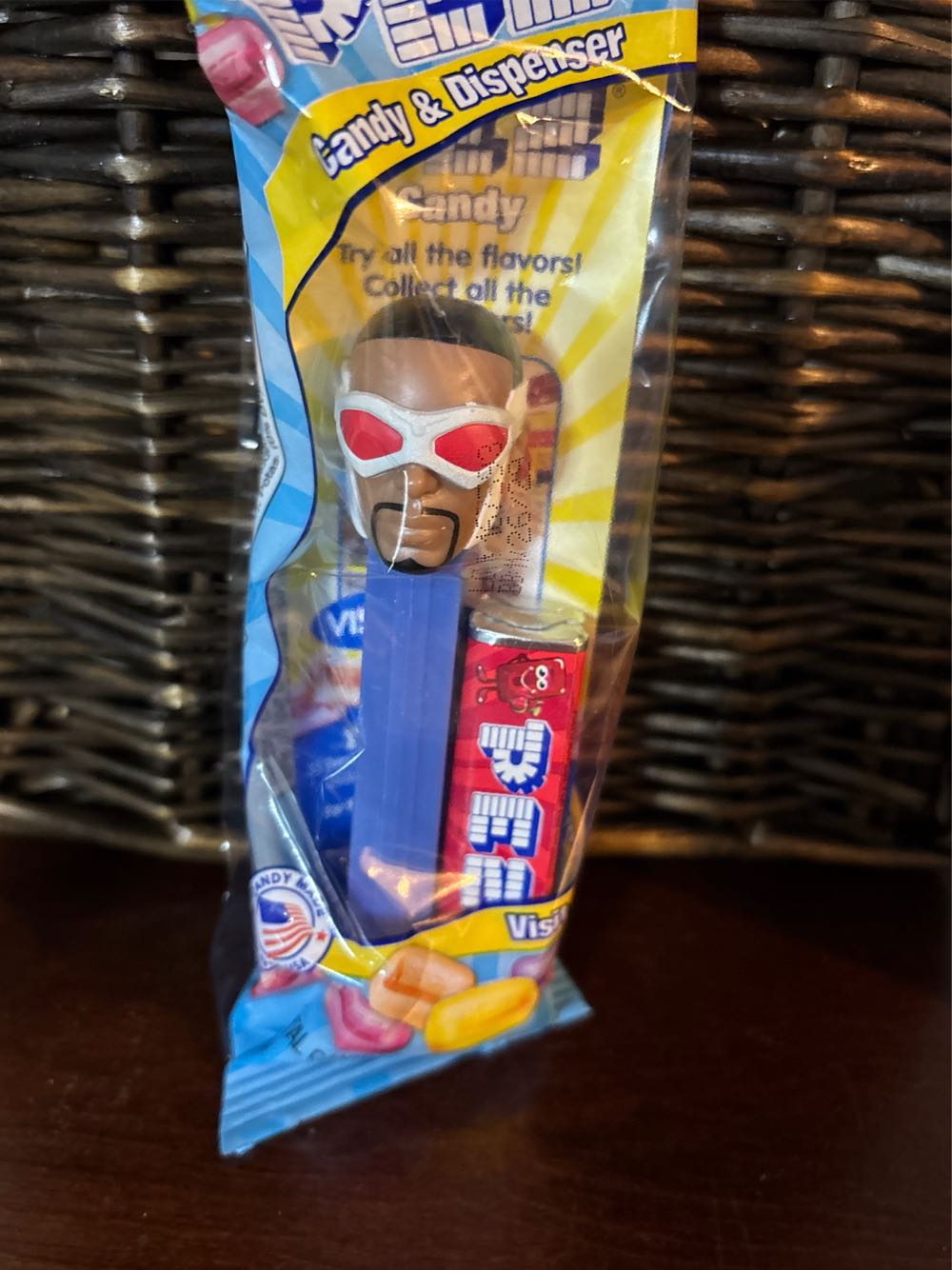 Captain America Sam Wilson - Marvel pez collectible - Main Image 2