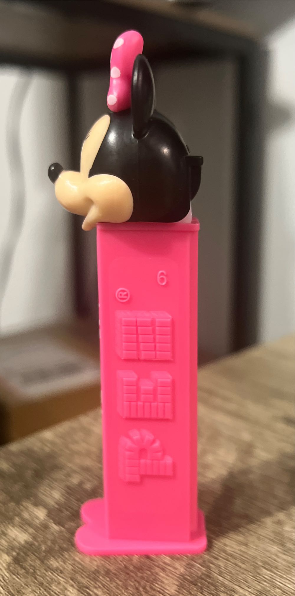 Minnie Mouse E - Disney Parks pez collectible - Main Image 4