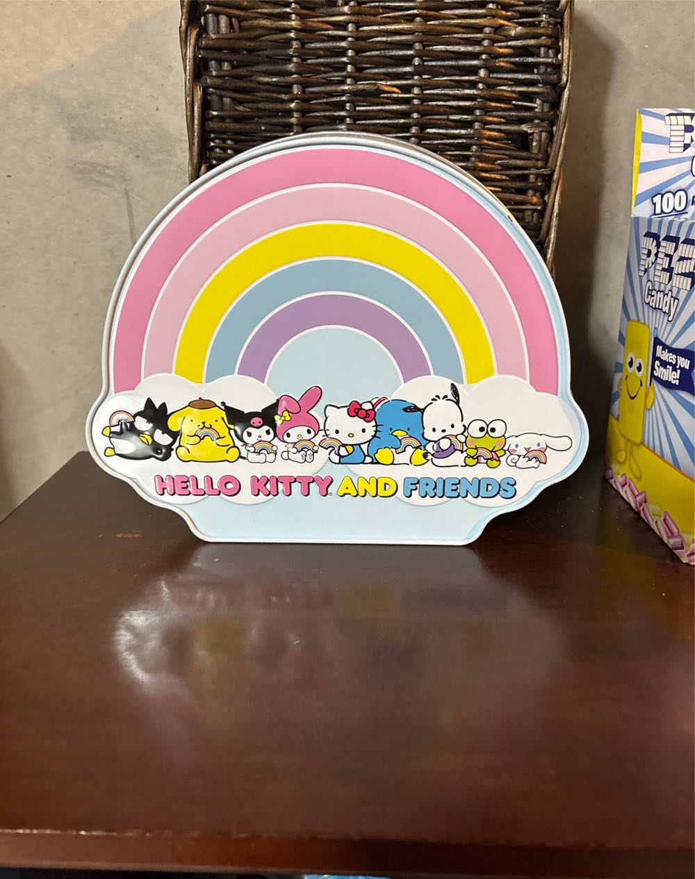 Hello Kitty & Friends Gift Tin - Hello Kitty pez collectible [Barcode 073621014503] - Main Image 2