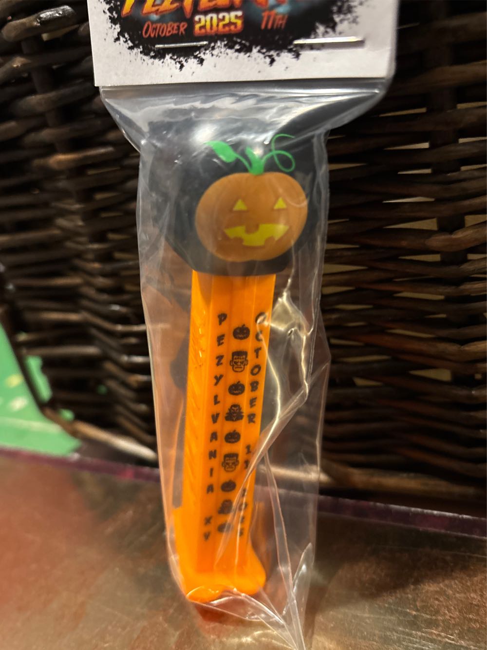 Pezylvania XV - Pumpkin - Convention pez collectible - Main Image 2