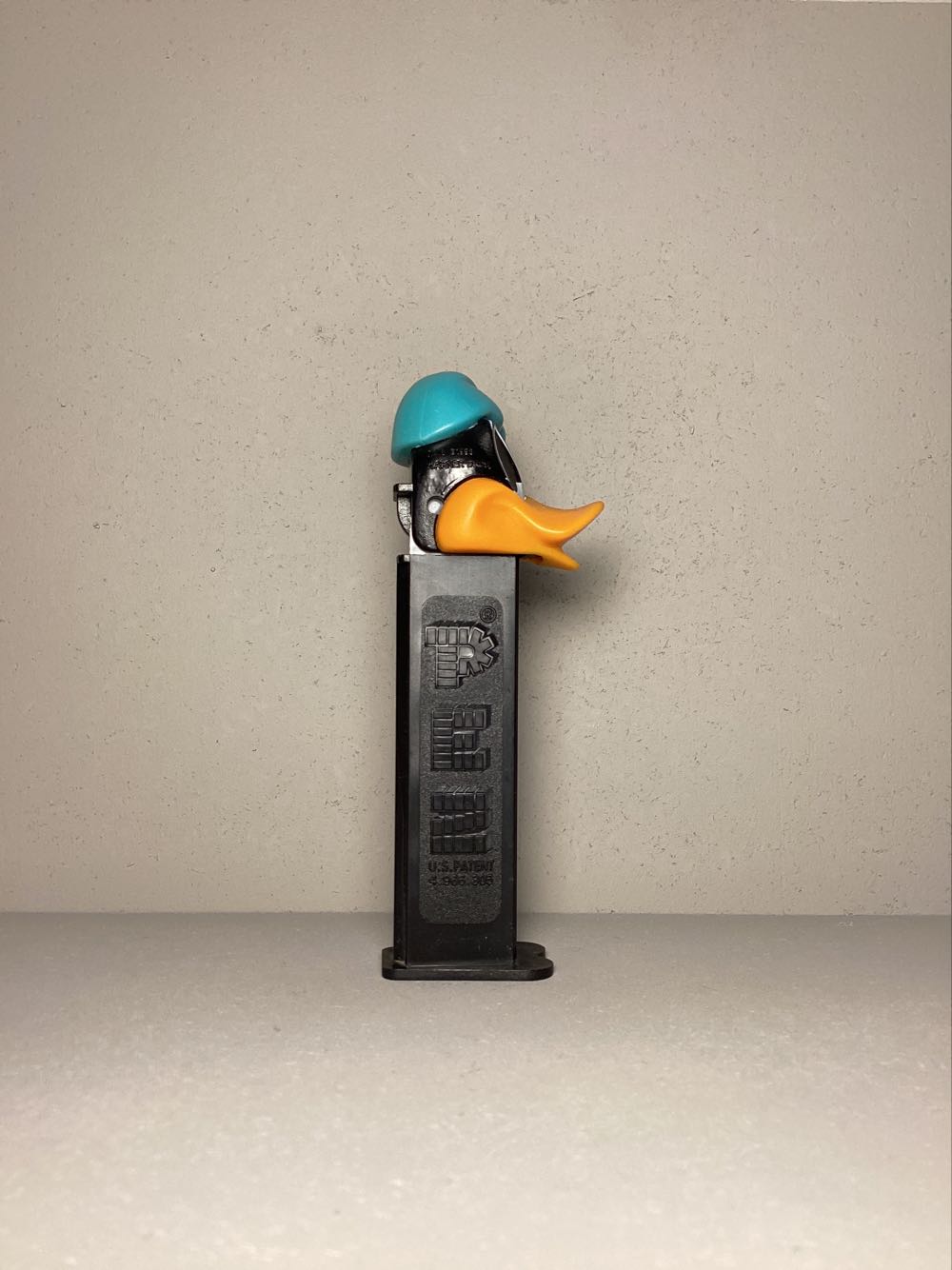 Looney Tunes-Sleepy Daffy with Nightcap - Cool Looney Toons pez collectible - Main Image 2