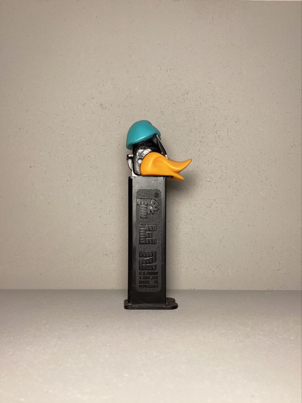 Looney Tunes-Sleepy Daffy with Nightcap - Cool Looney Toons pez collectible - Main Image 2