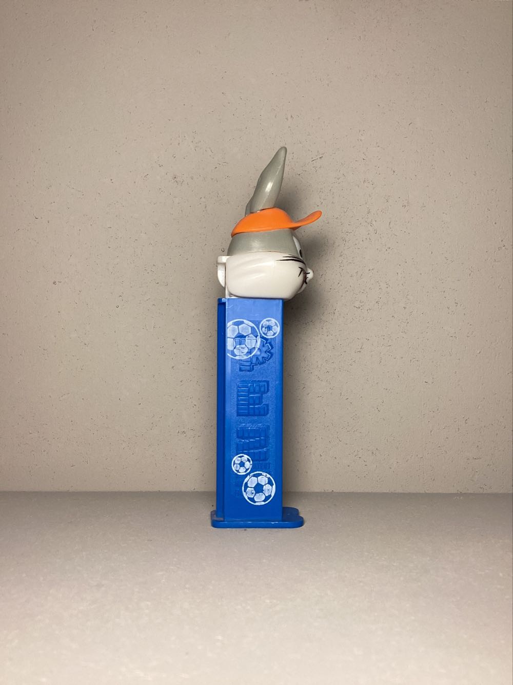 Looney Tunes-Bugs Bunny with Cap - Looney Tunes European Football pez collectible - Main Image 2