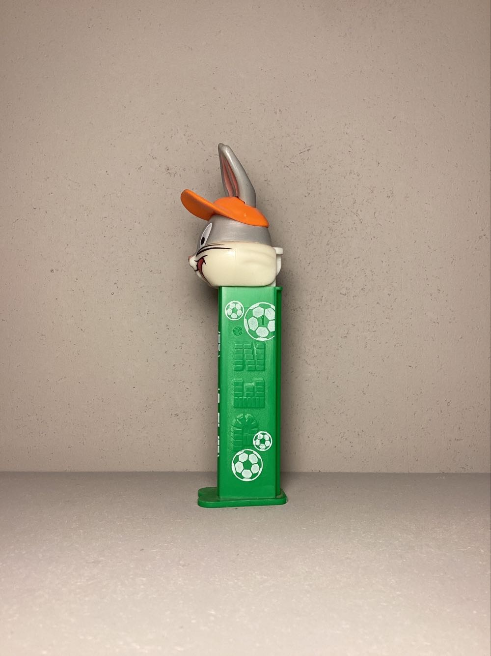 Looney Tunes-Bugs Bunny with Cap - Looney Tunes European Football pez collectible - Main Image 4