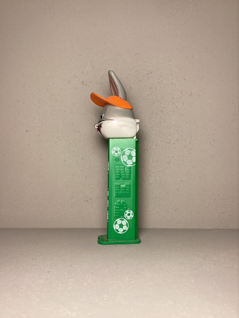 Looney Tunes-Bugs Bunny with Cap - Looney Tunes European Football pez collectible - Main Image 4