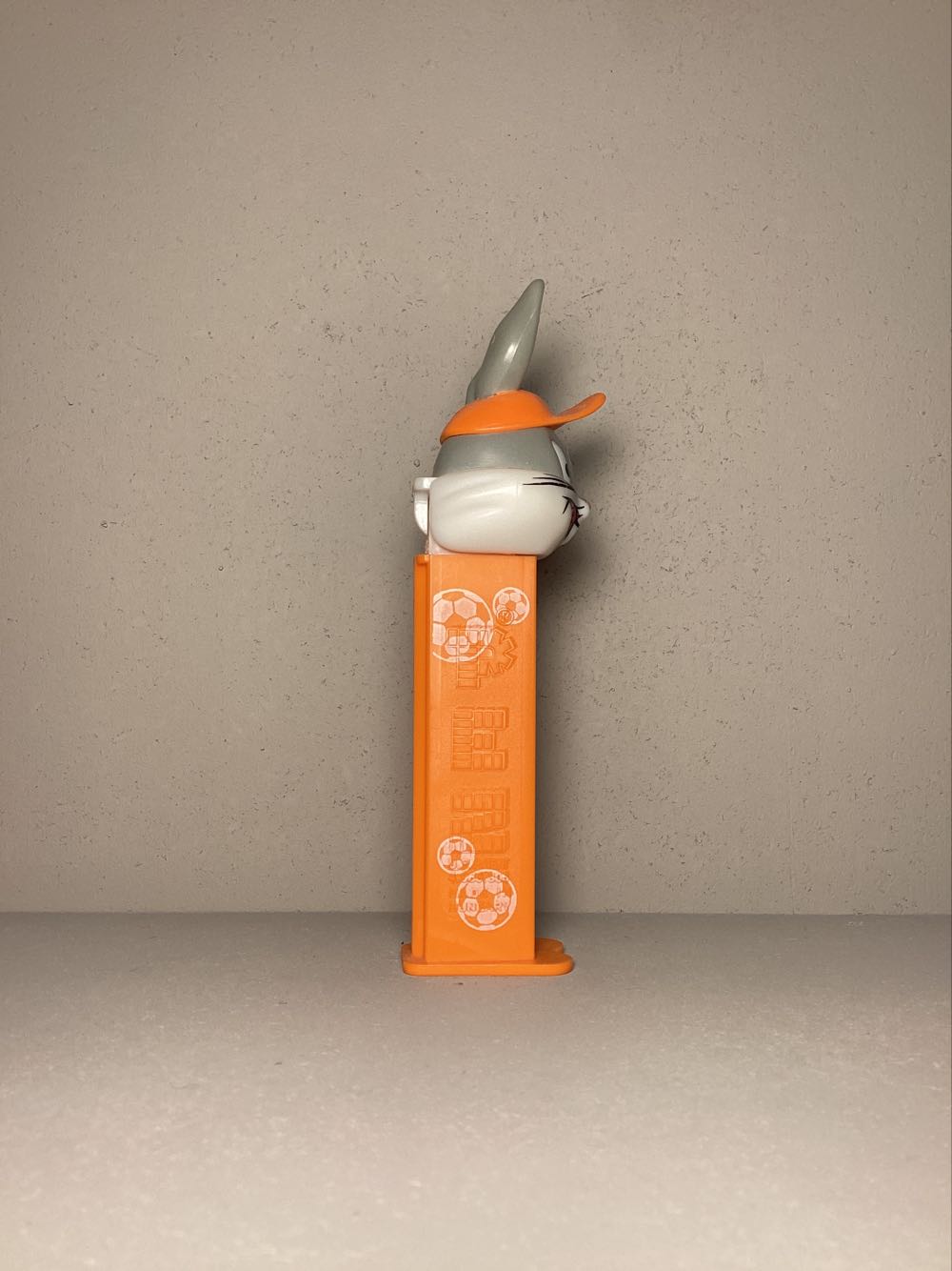 Looney Tunes-Bugs Bunny with Cap - Looney Tunes European Football pez collectible - Main Image 2