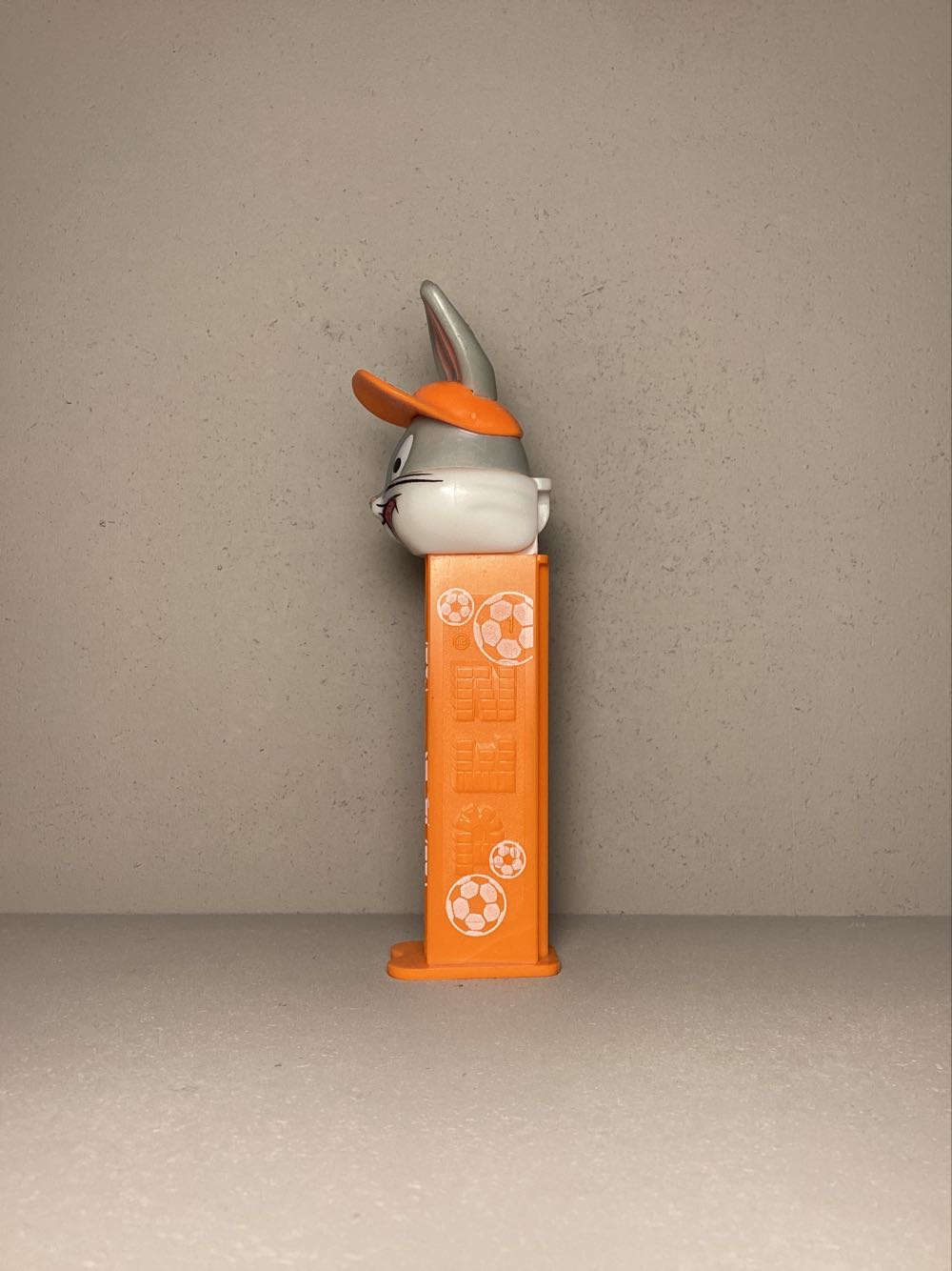 Looney Tunes-Bugs Bunny with Cap - Looney Tunes European Football pez collectible - Main Image 4