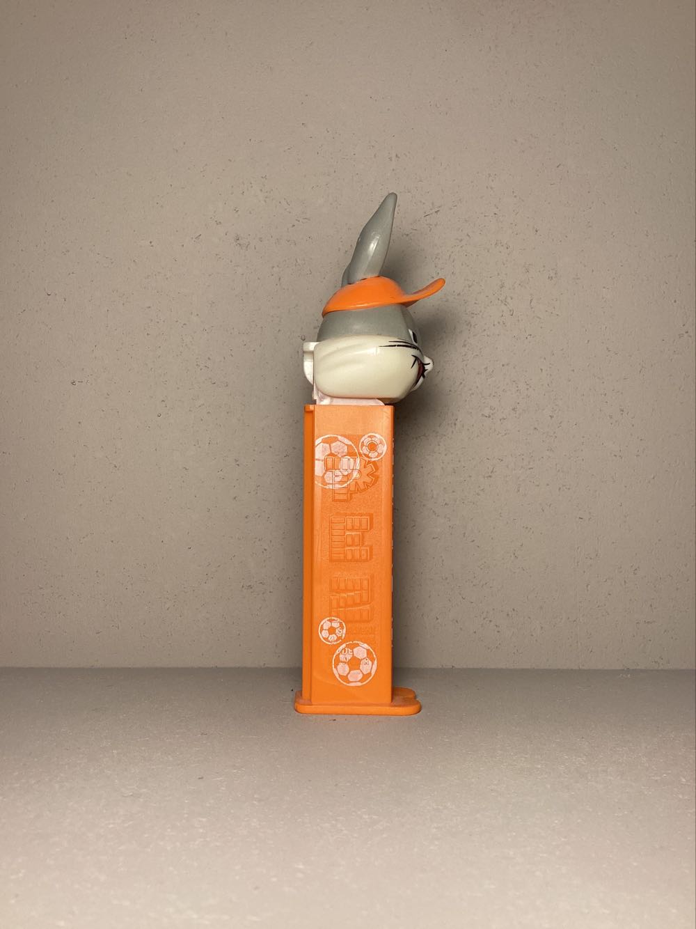 Looney Tunes-Bugs Bunny with Cap - Looney Tunes European Football pez collectible - Main Image 2