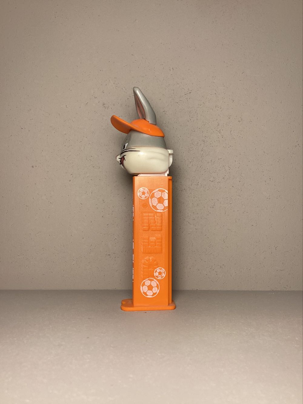 Looney Tunes-Bugs Bunny with Cap - Looney Tunes European Football pez collectible - Main Image 4