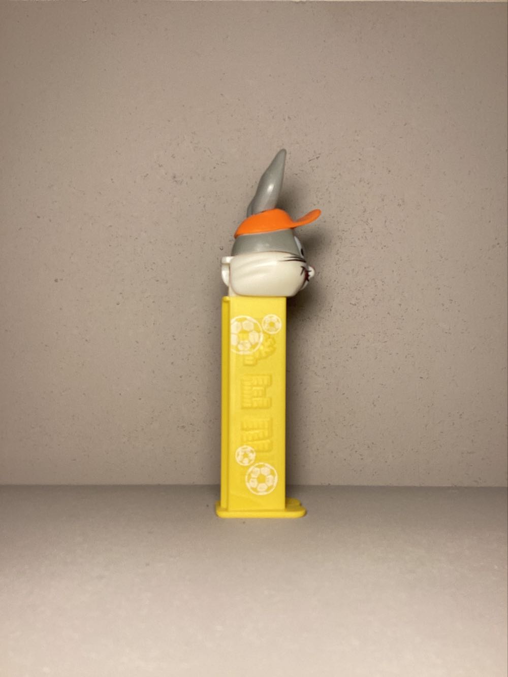 Looney Tunes-Bugs Bunny with Cap - Looney Tunes European Football pez collectible - Main Image 2