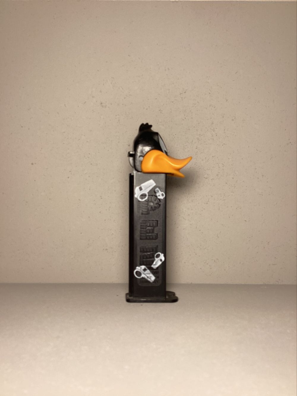 Looney Tunes-Daffy Duck (2006) - Looney Tunes European Football pez collectible - Main Image 2