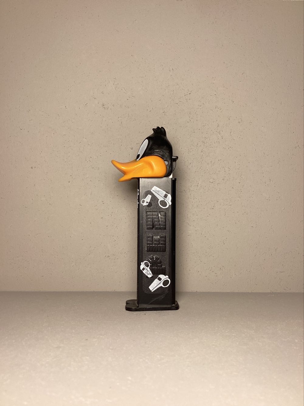 Looney Tunes-Daffy Duck (2006) - Looney Tunes European Football pez collectible - Main Image 4