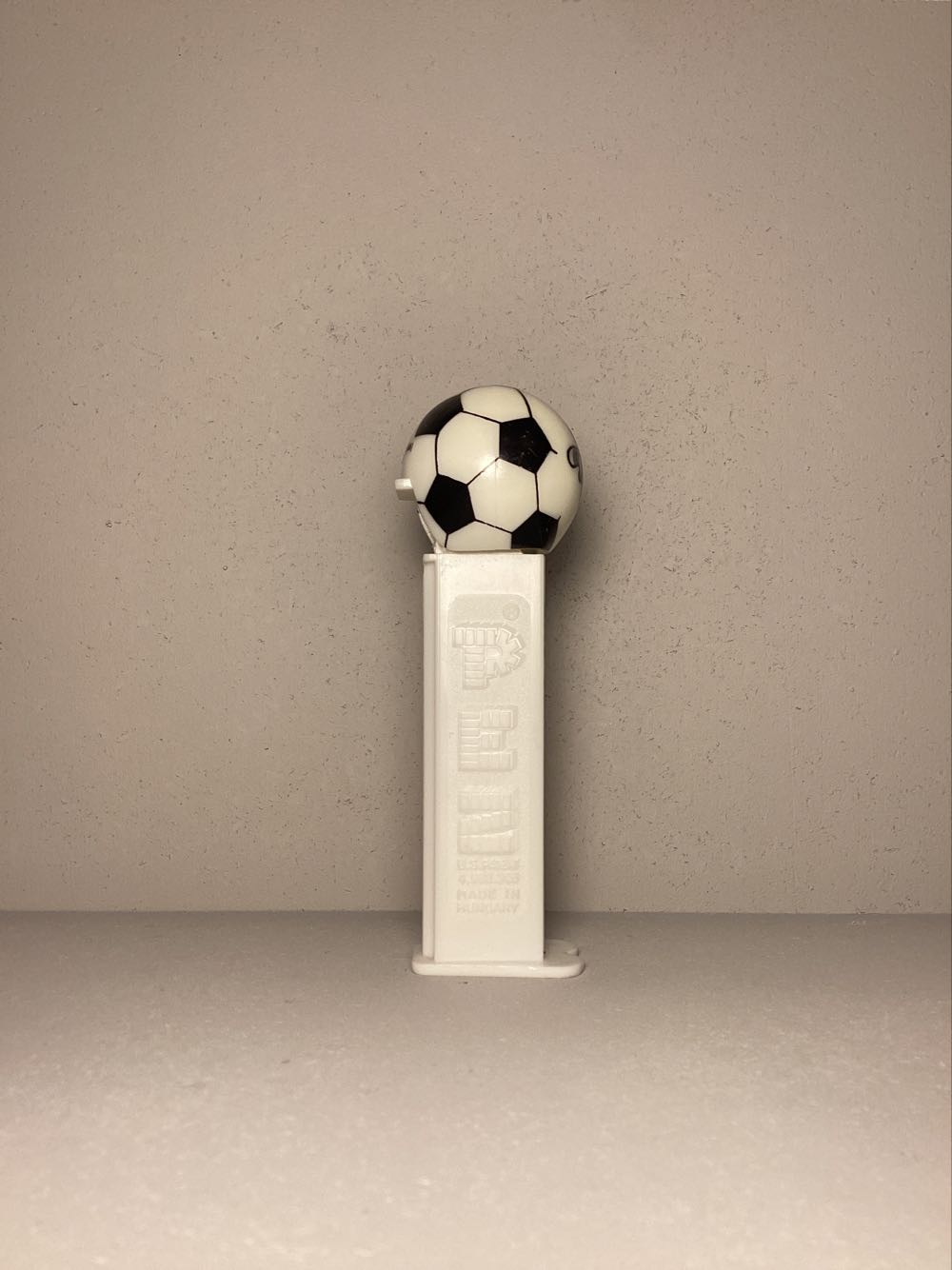 Looney Tunes “Football” (Soccer Ball) Bugs Bunny (2006) - Looney Tunes European Football pez collectible - Main Image 2