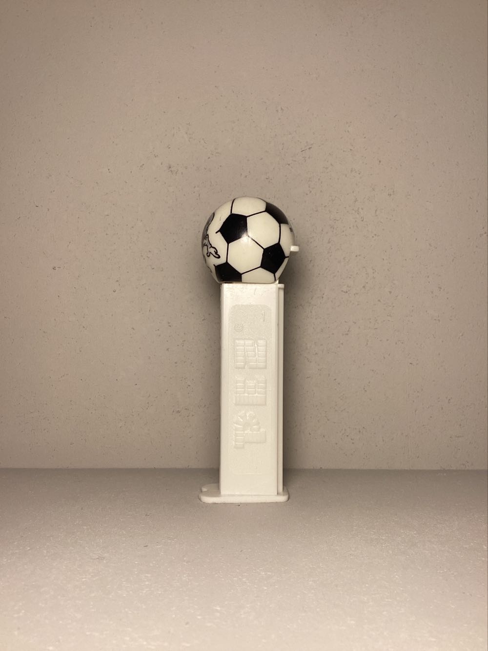 Looney Tunes “Football” (Soccer Ball) Bugs Bunny (2006) - Looney Tunes European Football pez collectible - Main Image 4