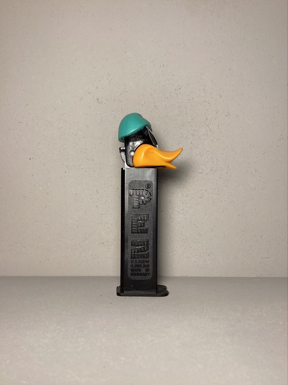 Cool-Looney Tunes - Sleepy Daffy With Night Cap - Cool Looney Toons pez collectible - Main Image 2