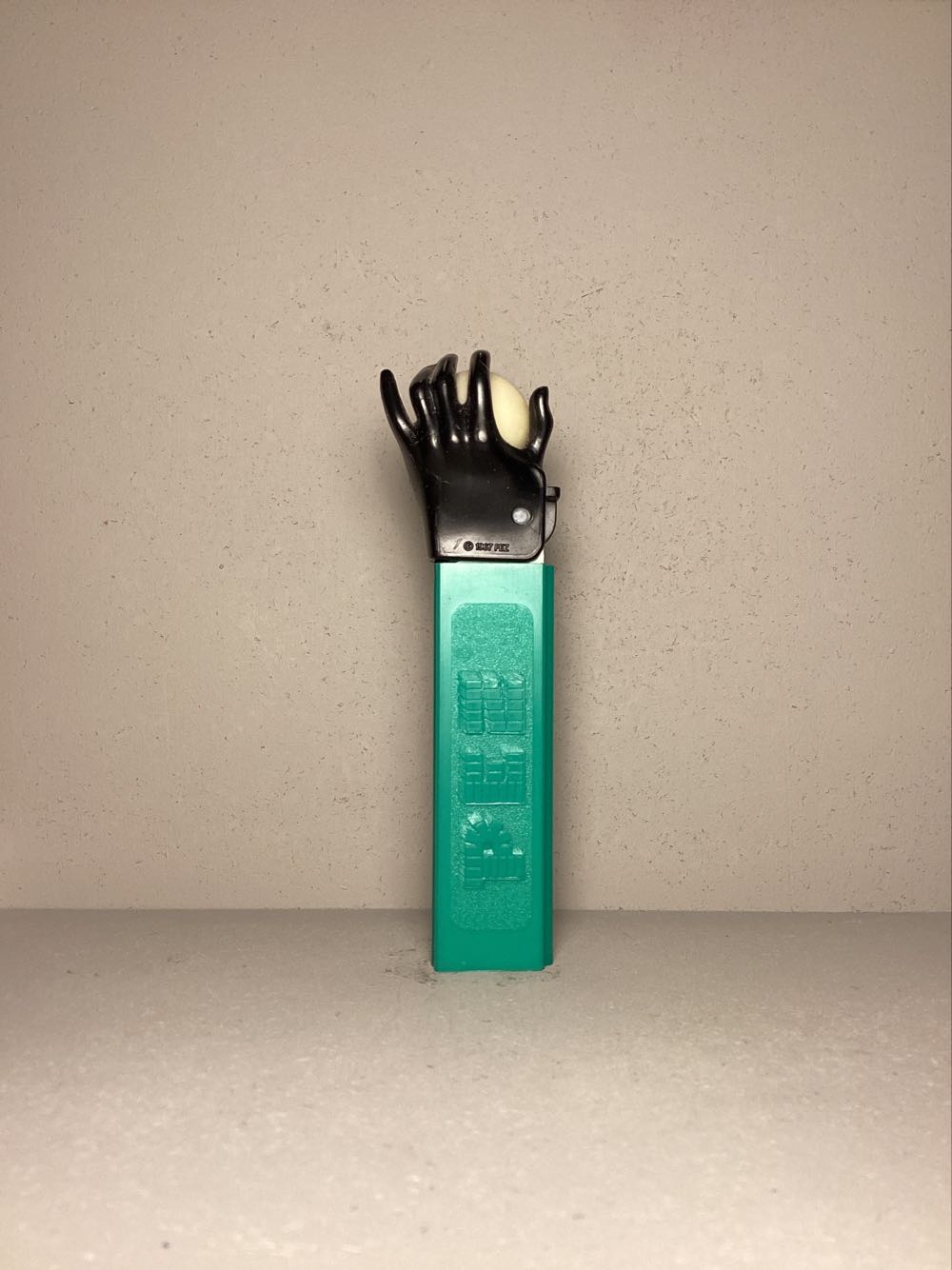 Psychedelic Eye (Hand) B - Psychedelic pez collectible - Main Image 4