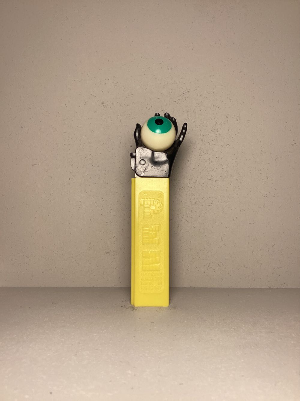 Psychedelic Eye (Hand) B - Psychedelic pez collectible - Main Image 2