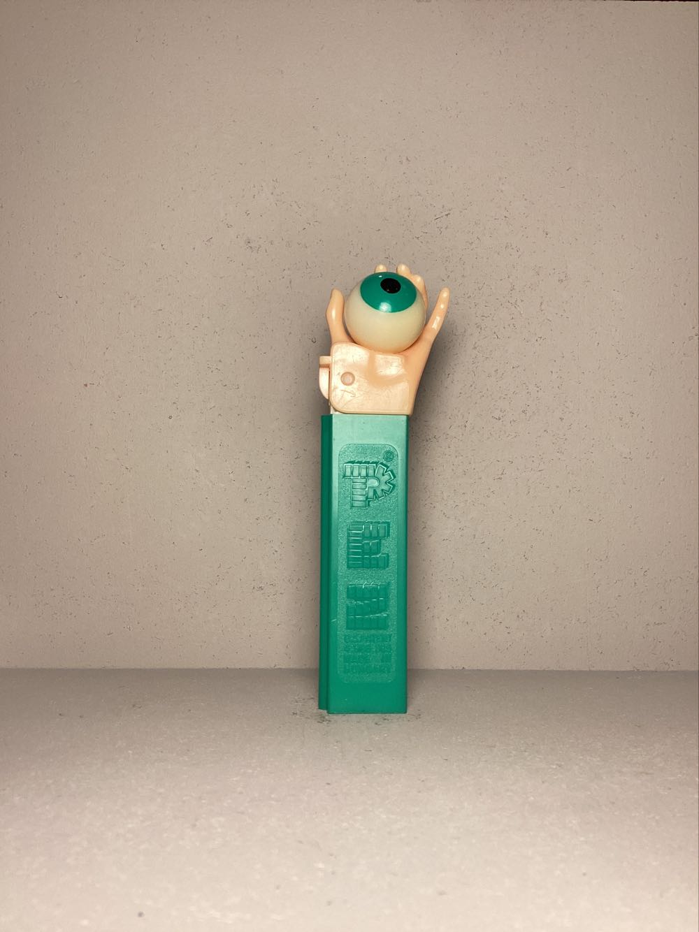 Psychedelic Eye (Hand) B - Psychedelic pez collectible - Main Image 2
