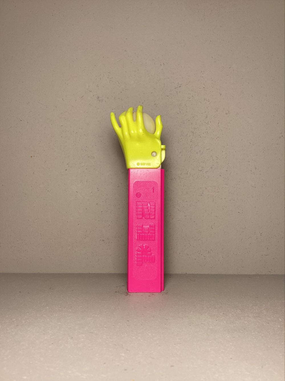 Psychedelic Eye (Hand) B - Psychedelic pez collectible - Main Image 4