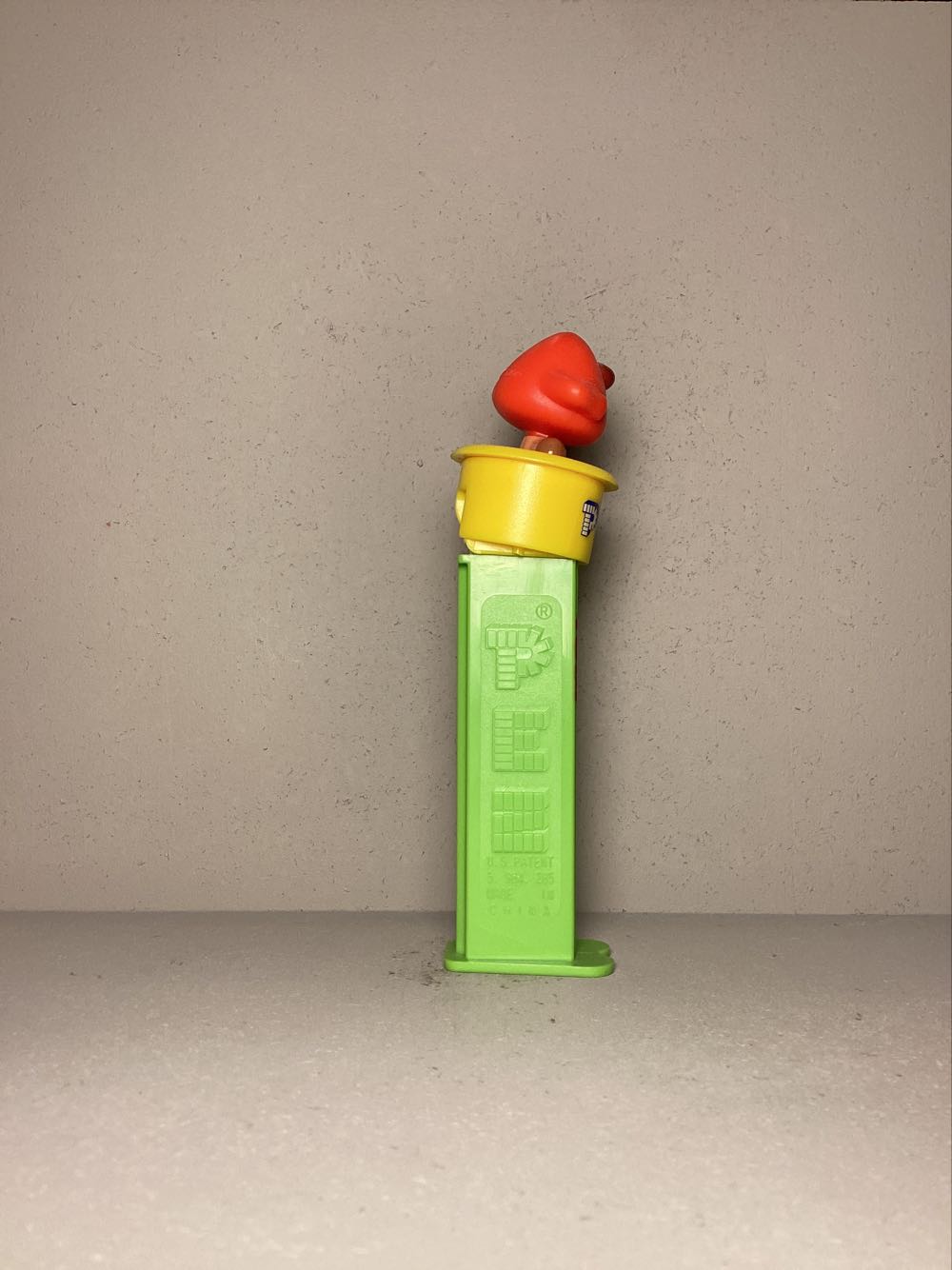 Mr. Men - Mr. Rude - Click ‘N’ Play pez collectible - Main Image 2