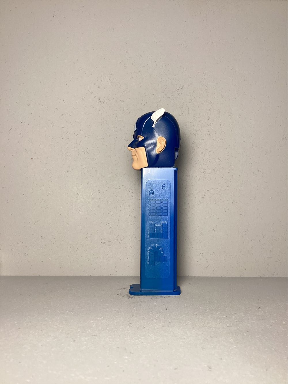 Captain America - B Dark Blue Hood - Licenced Characters pez collectible - Main Image 4