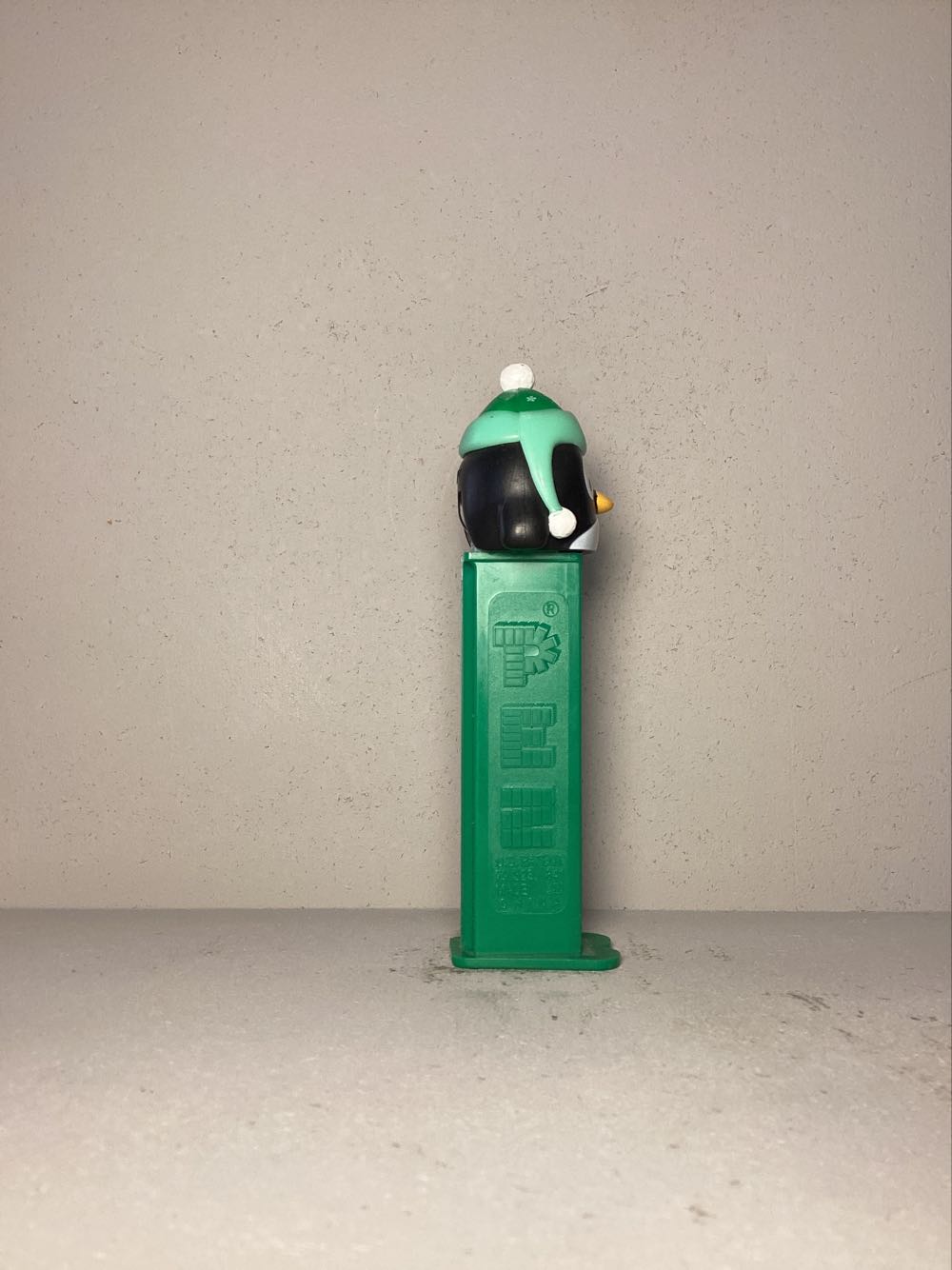 Christmas- Penguin - Holiday pez collectible - Main Image 2