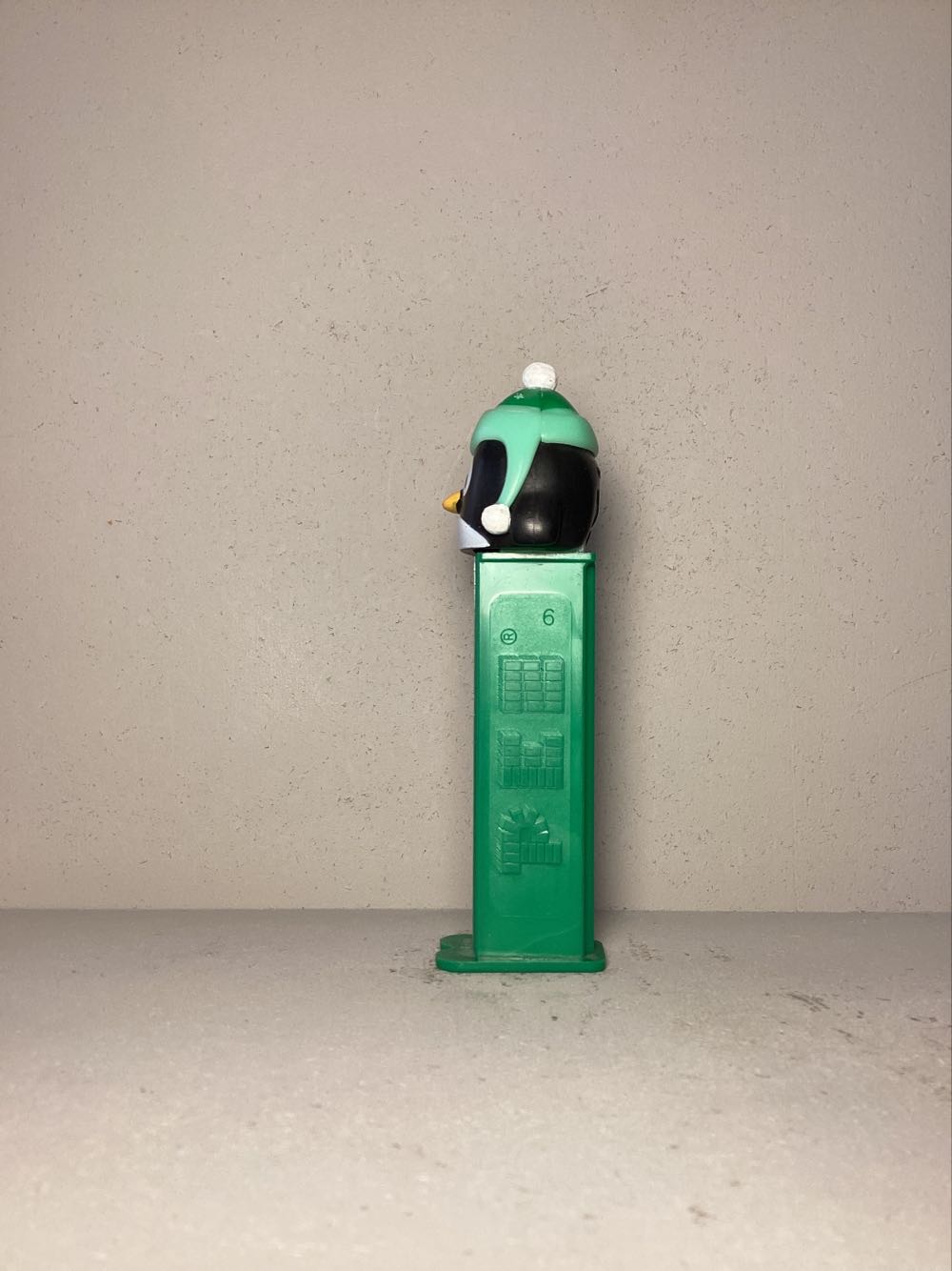 Christmas- Penguin - Holiday pez collectible - Main Image 4