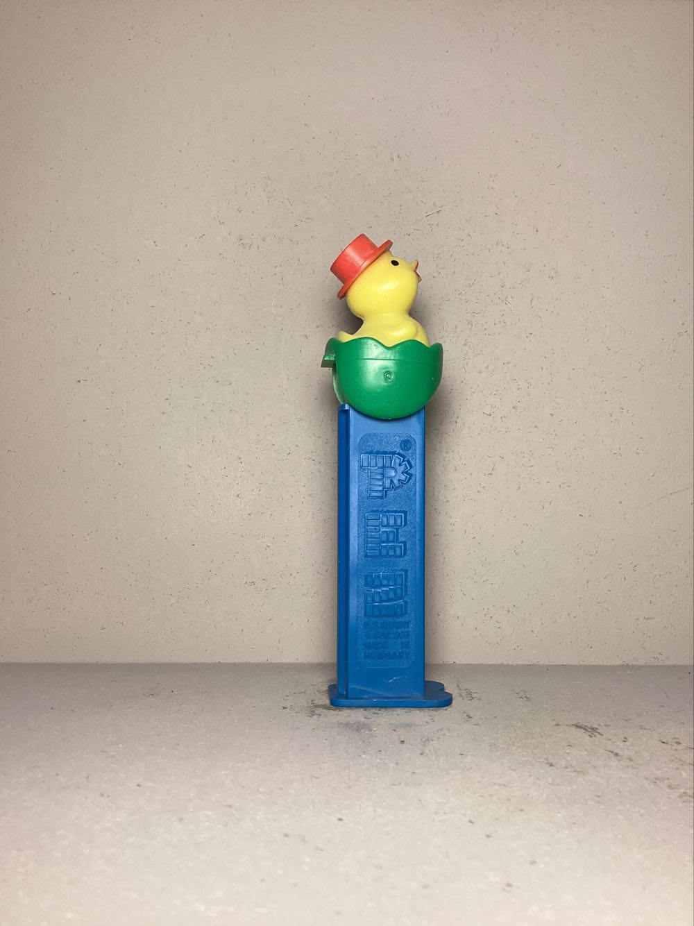 Easter- Chick In Egg D; Hard Shell - Holiday pez collectible - Main Image 2