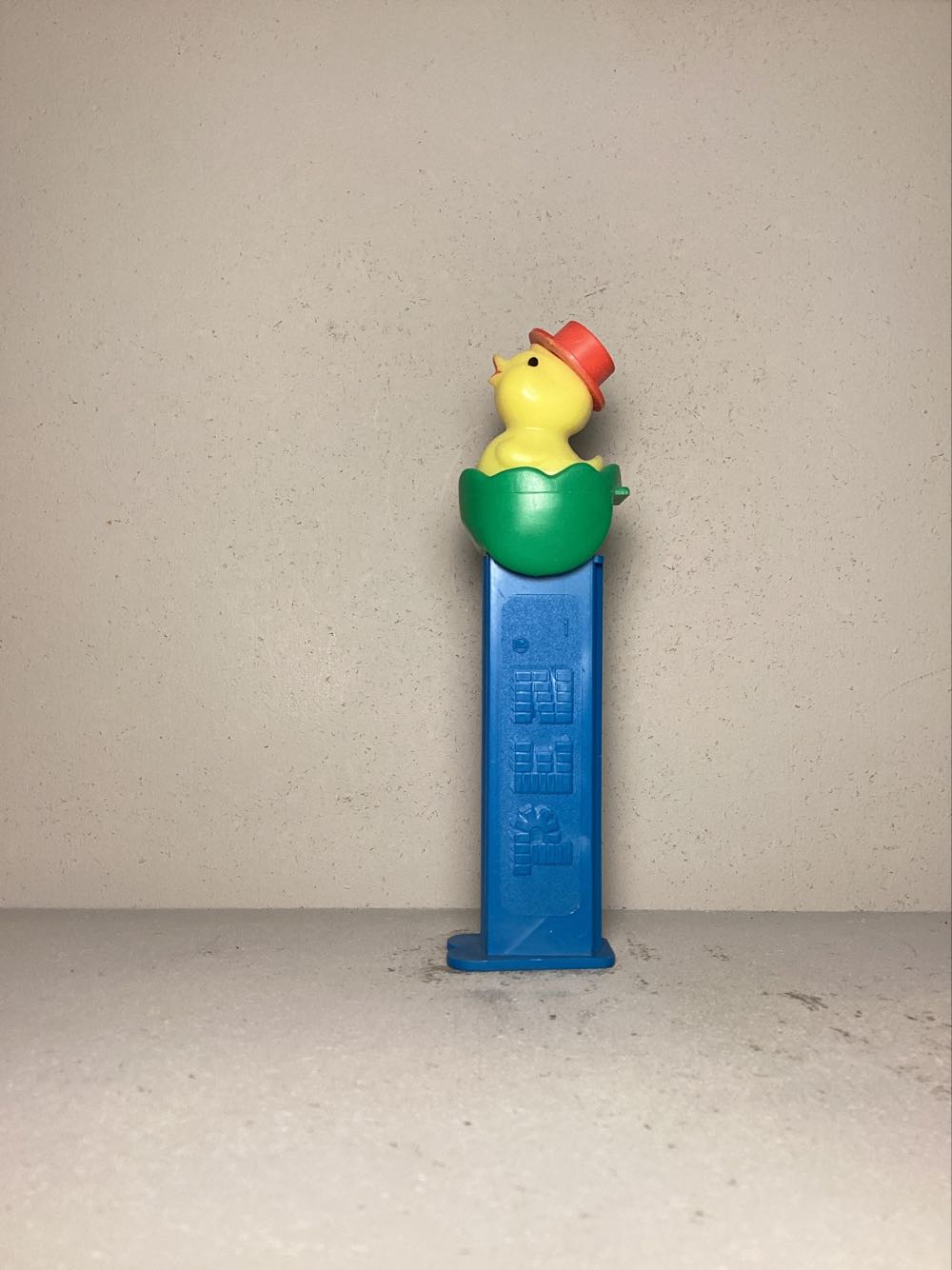 Easter- Chick In Egg D; Hard Shell - Holiday pez collectible - Main Image 4