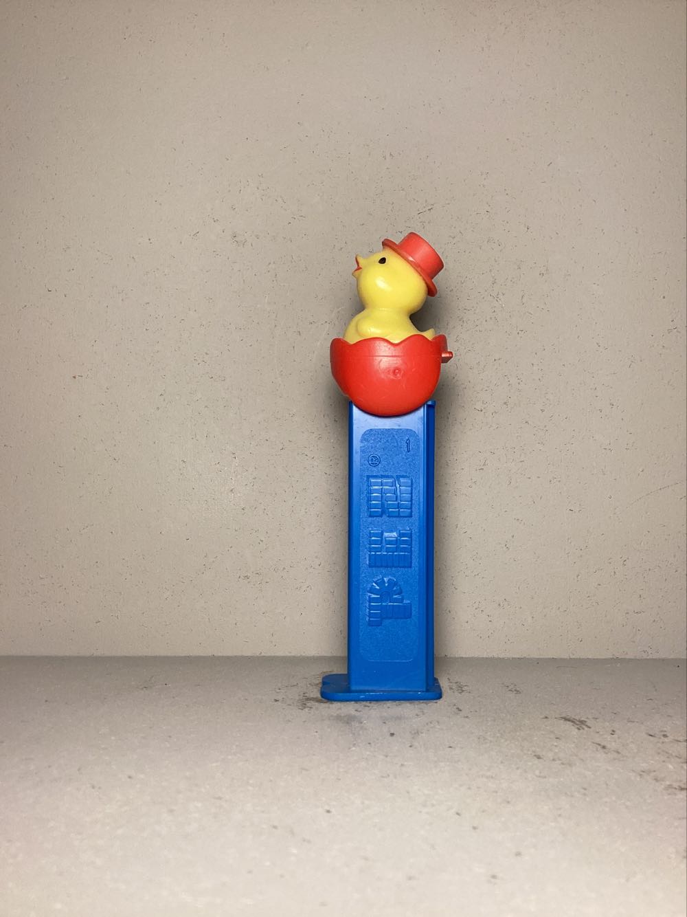 Easter- Chick In Egg D; Hard Shell - Holiday pez collectible - Main Image 4