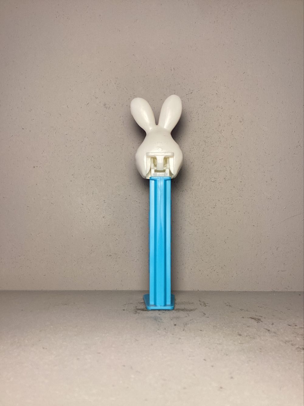 Easter- Easter Bunny E - Holiday pez collectible - Main Image 3