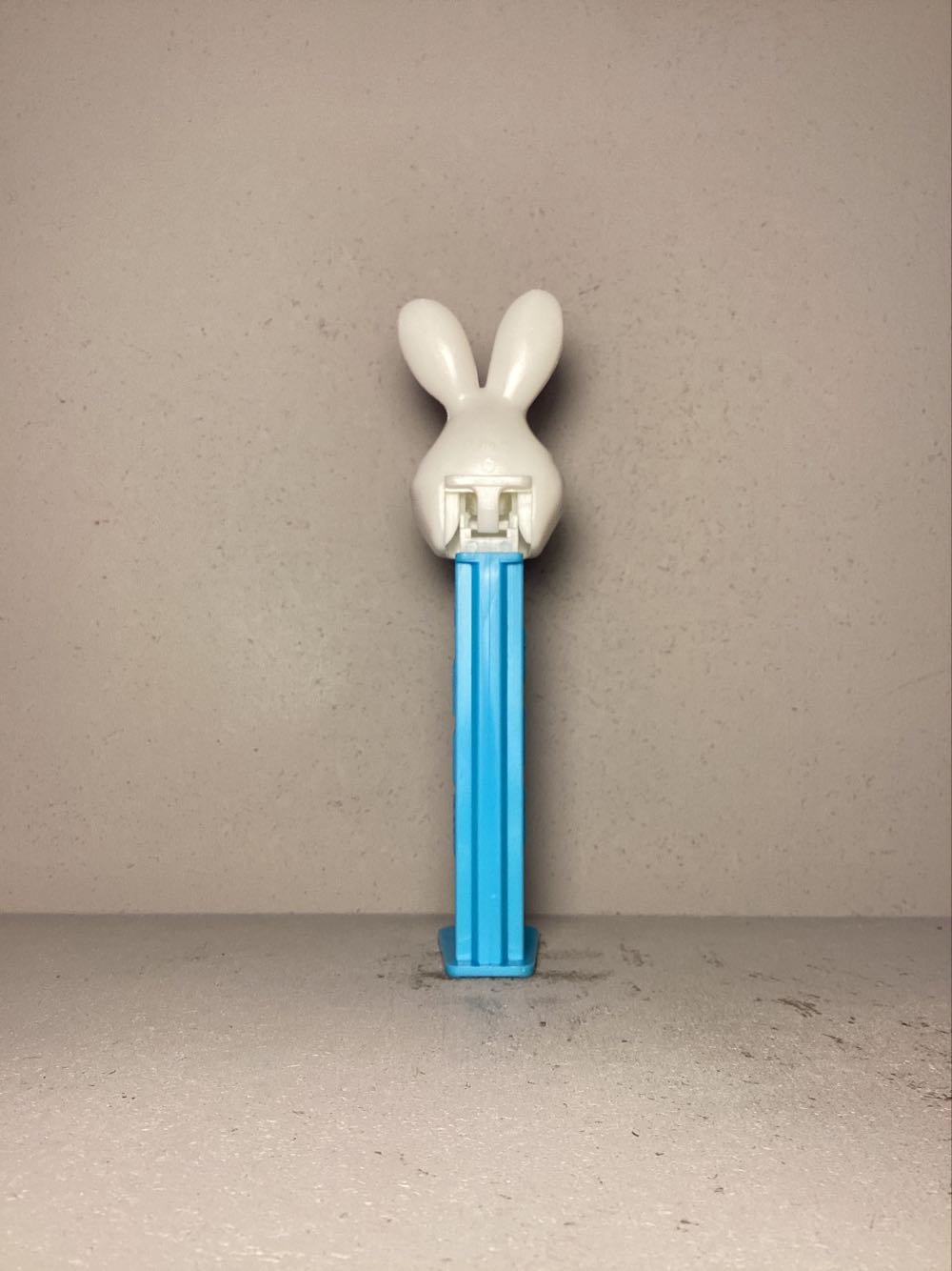 Easter- Easter Bunny E - Holiday pez collectible - Main Image 3