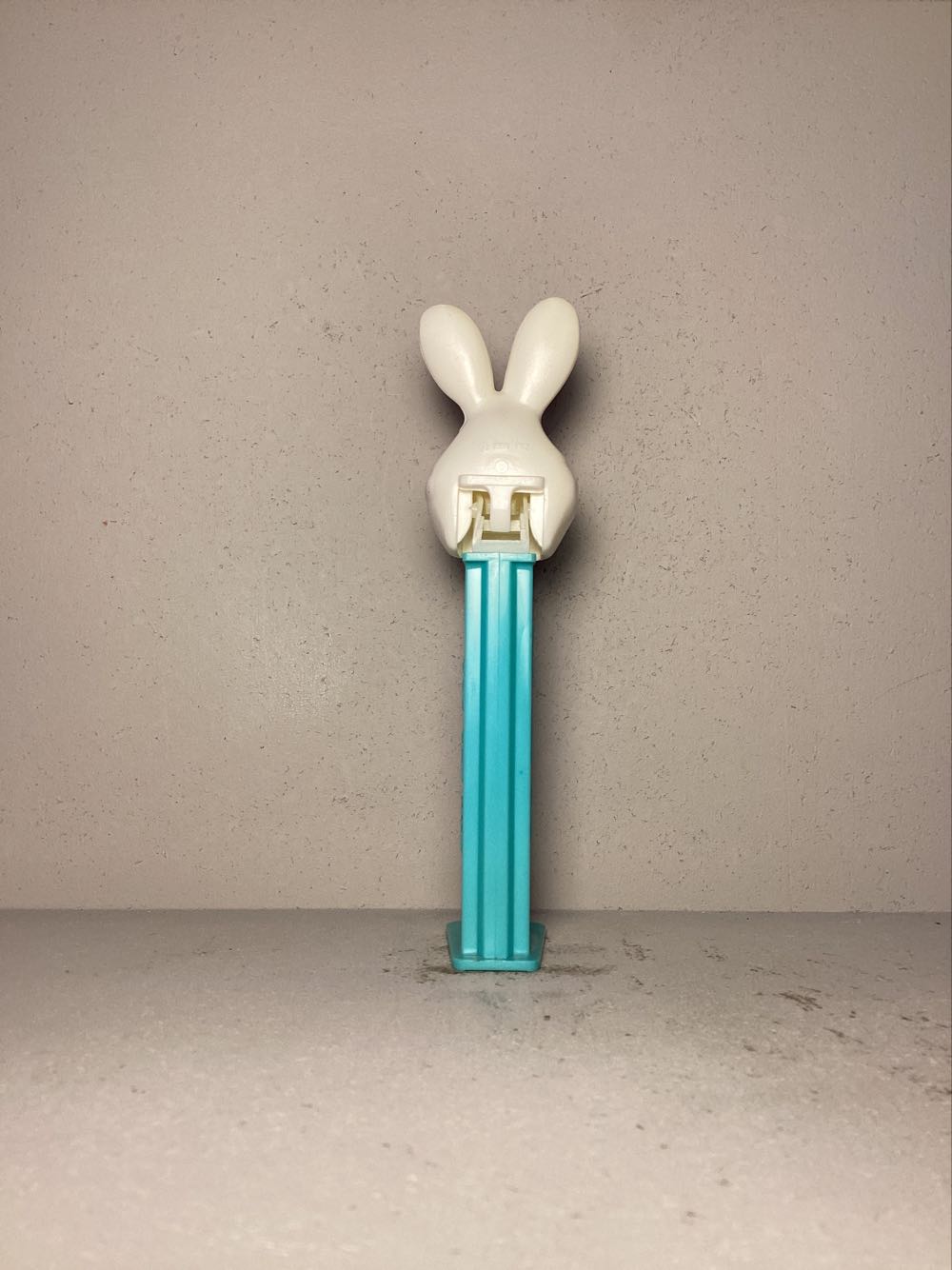 Easter- Easter Bunny E - Holiday pez collectible - Main Image 3