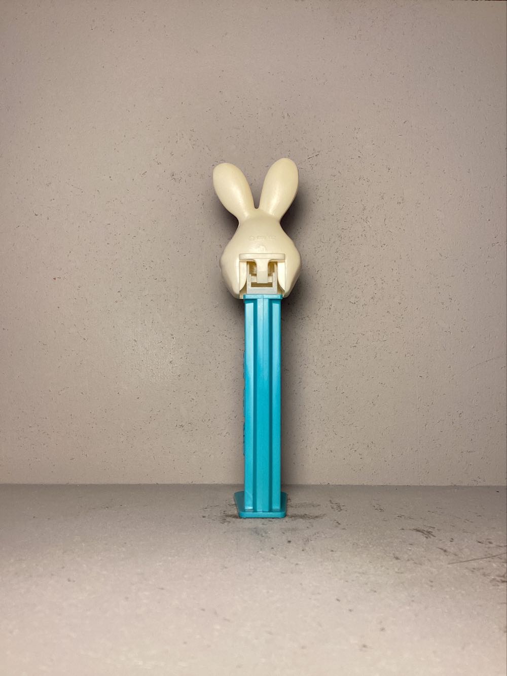 Easter- Easter Bunny E - Holiday pez collectible - Main Image 3