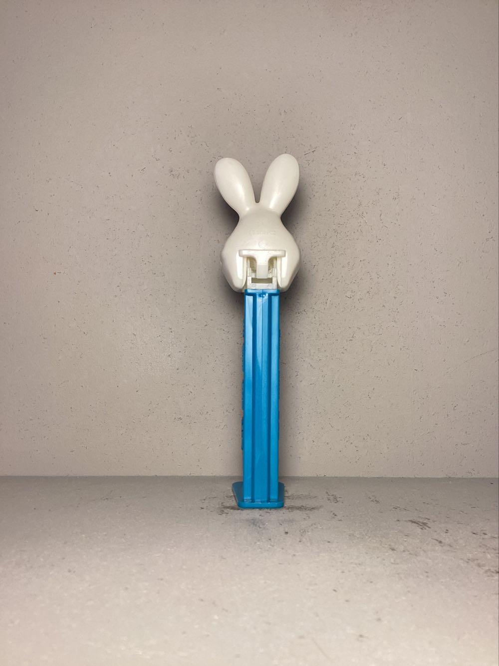 Easter- Easter Bunny E - Holiday pez collectible - Main Image 3
