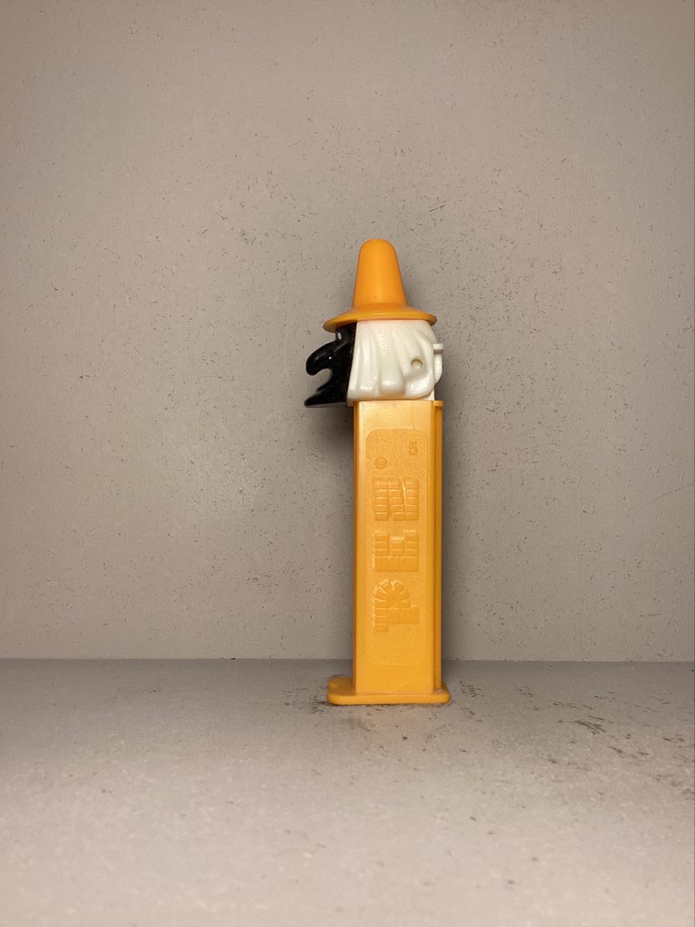 Halloween- Witch D - Holiday pez collectible - Main Image 4