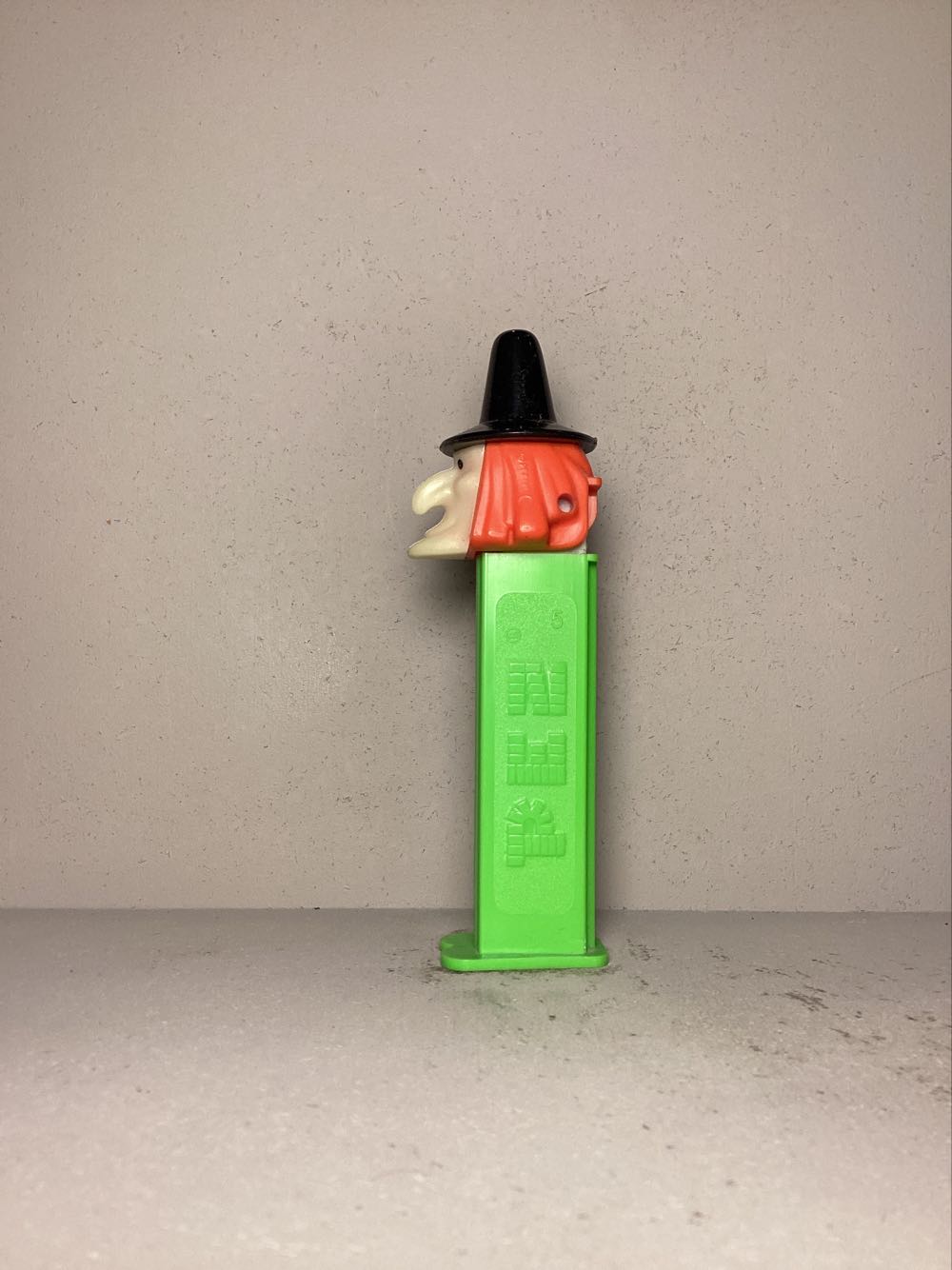 Halloween- Witch D - Holiday pez collectible - Main Image 4