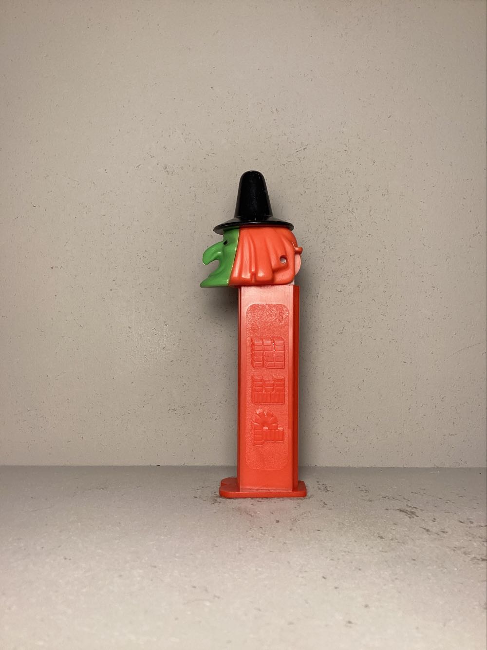 Halloween - Witch D GITD Face - Halloween pez collectible - Main Image 4