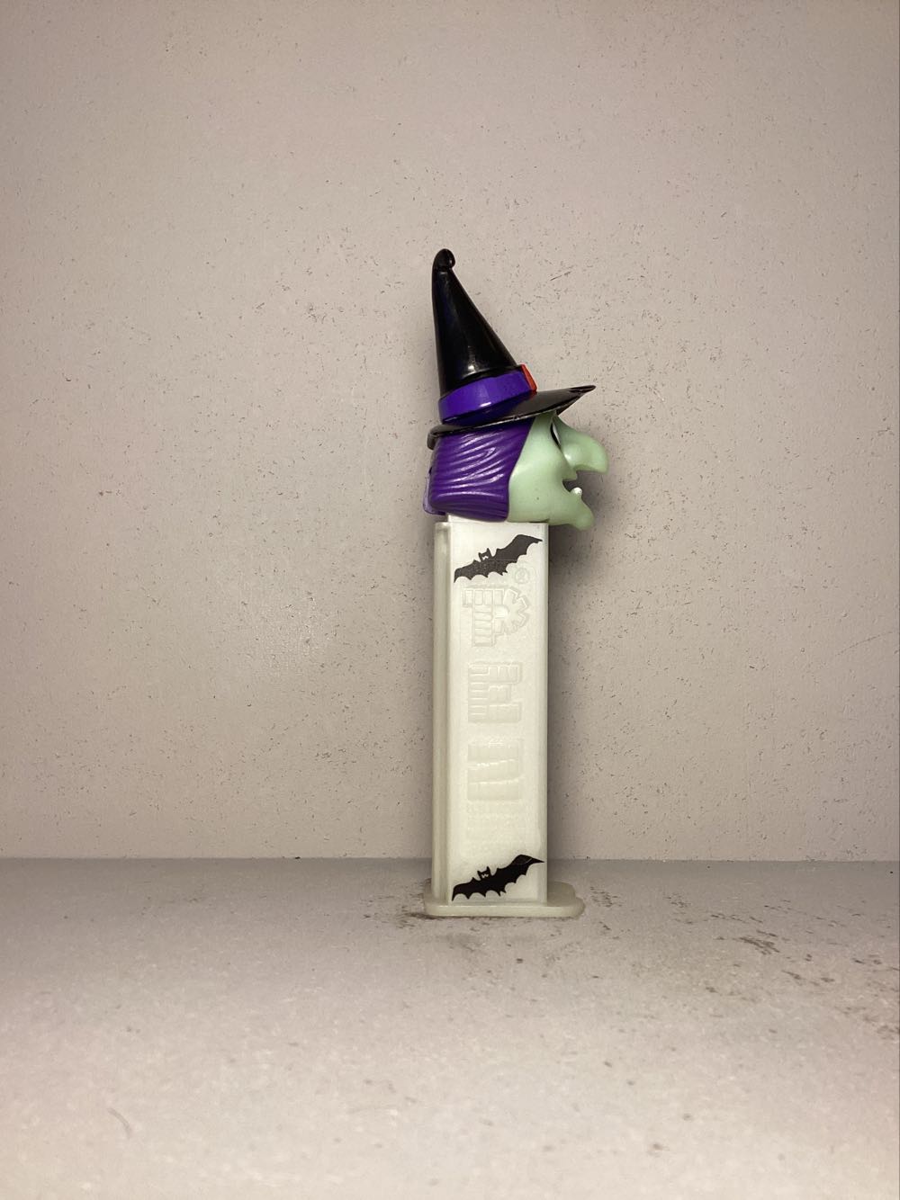 Halloween- Witch E - Holiday pez collectible - Main Image 2