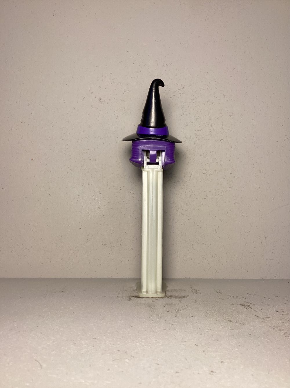 Halloween- Witch E - Holiday pez collectible - Main Image 3