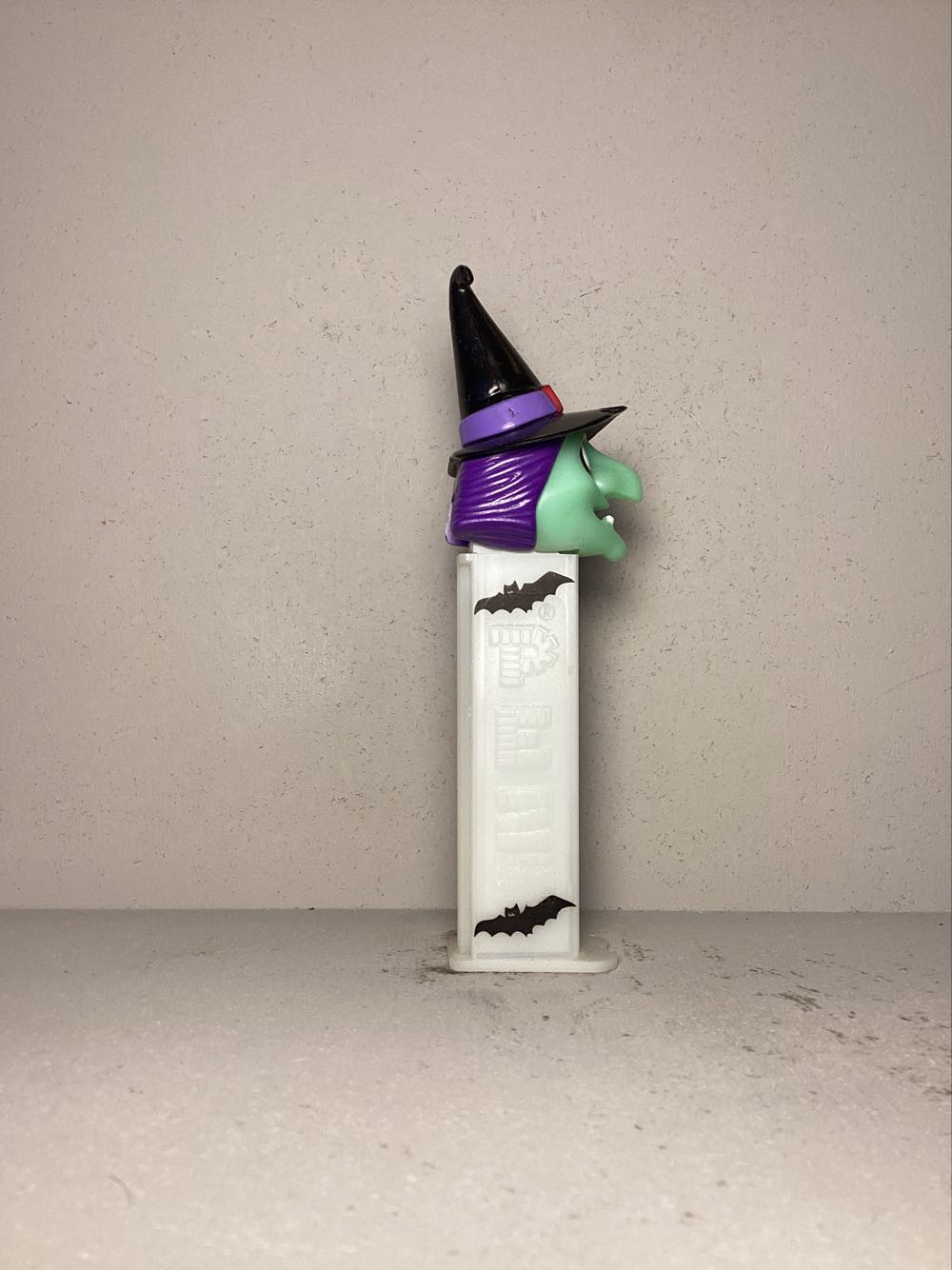Halloween- Witch E - Holiday pez collectible - Main Image 2