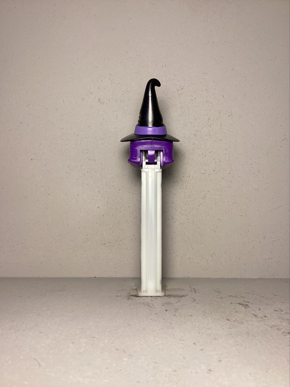 Halloween- Witch E - Holiday pez collectible - Main Image 3