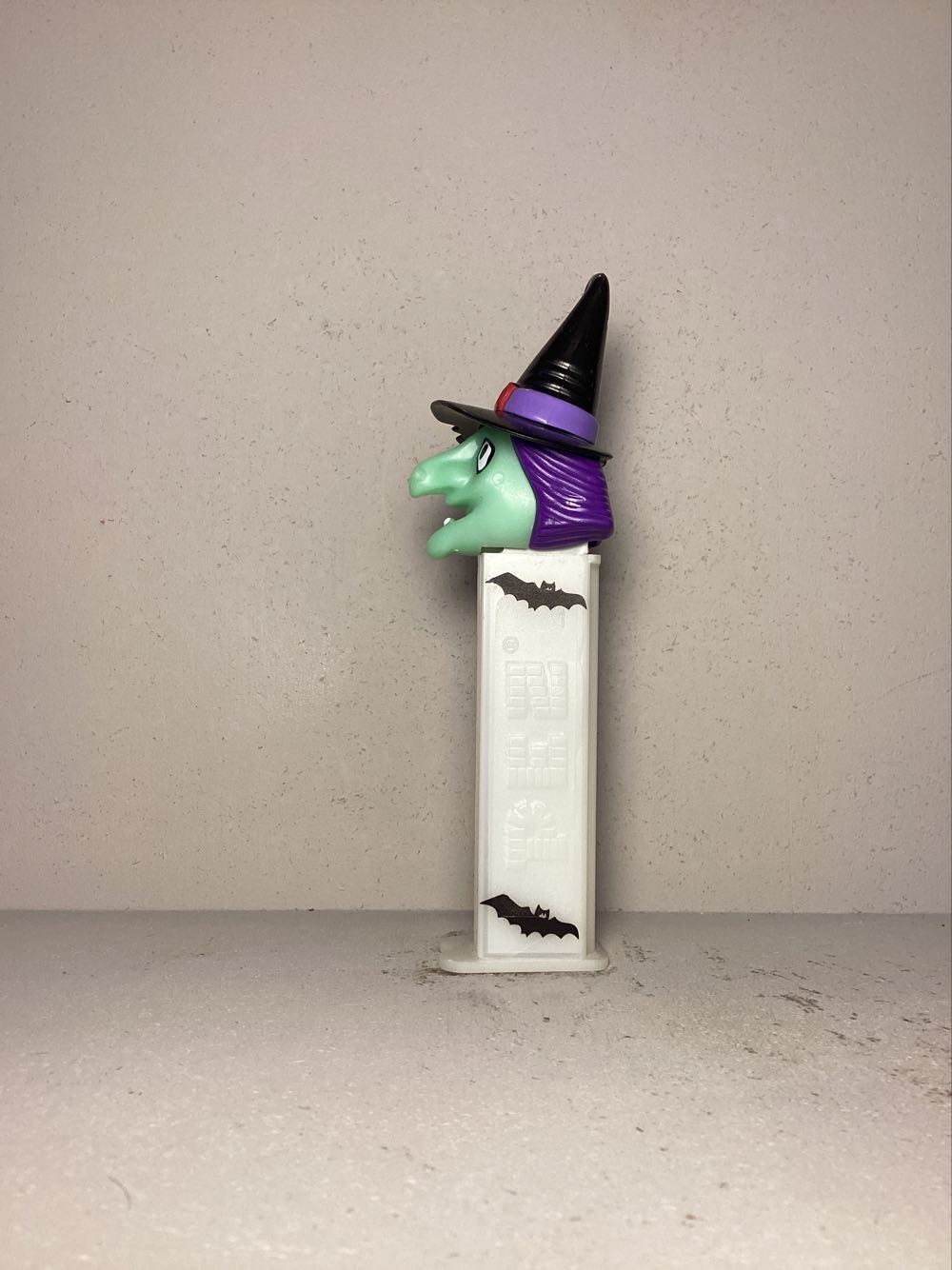 Halloween- Witch E - Holiday pez collectible - Main Image 4