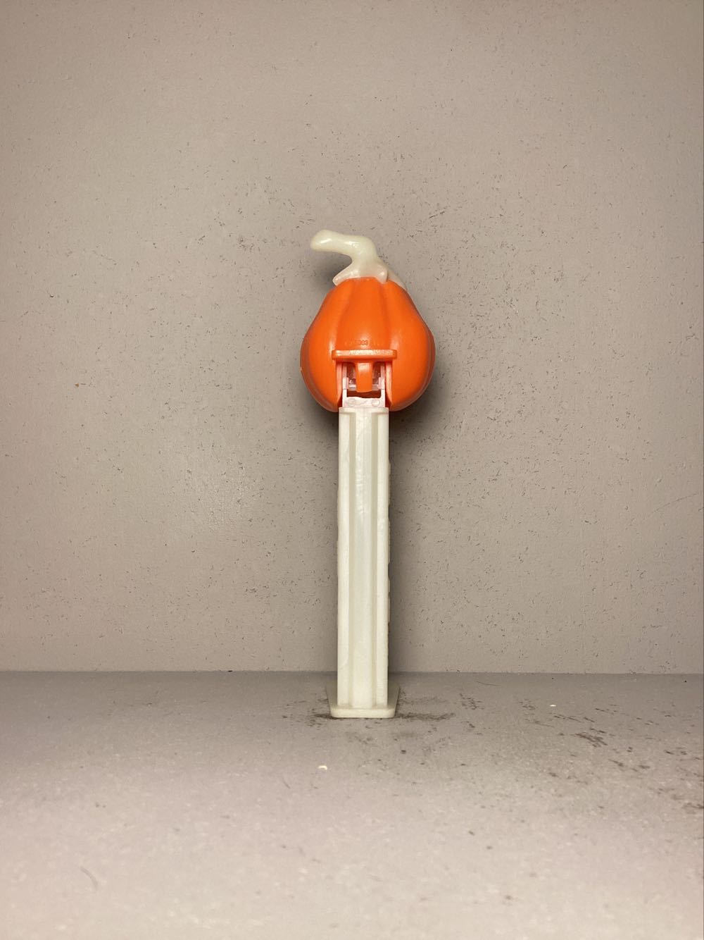 Halloween- Pumpkin D - Holiday pez collectible - Main Image 3
