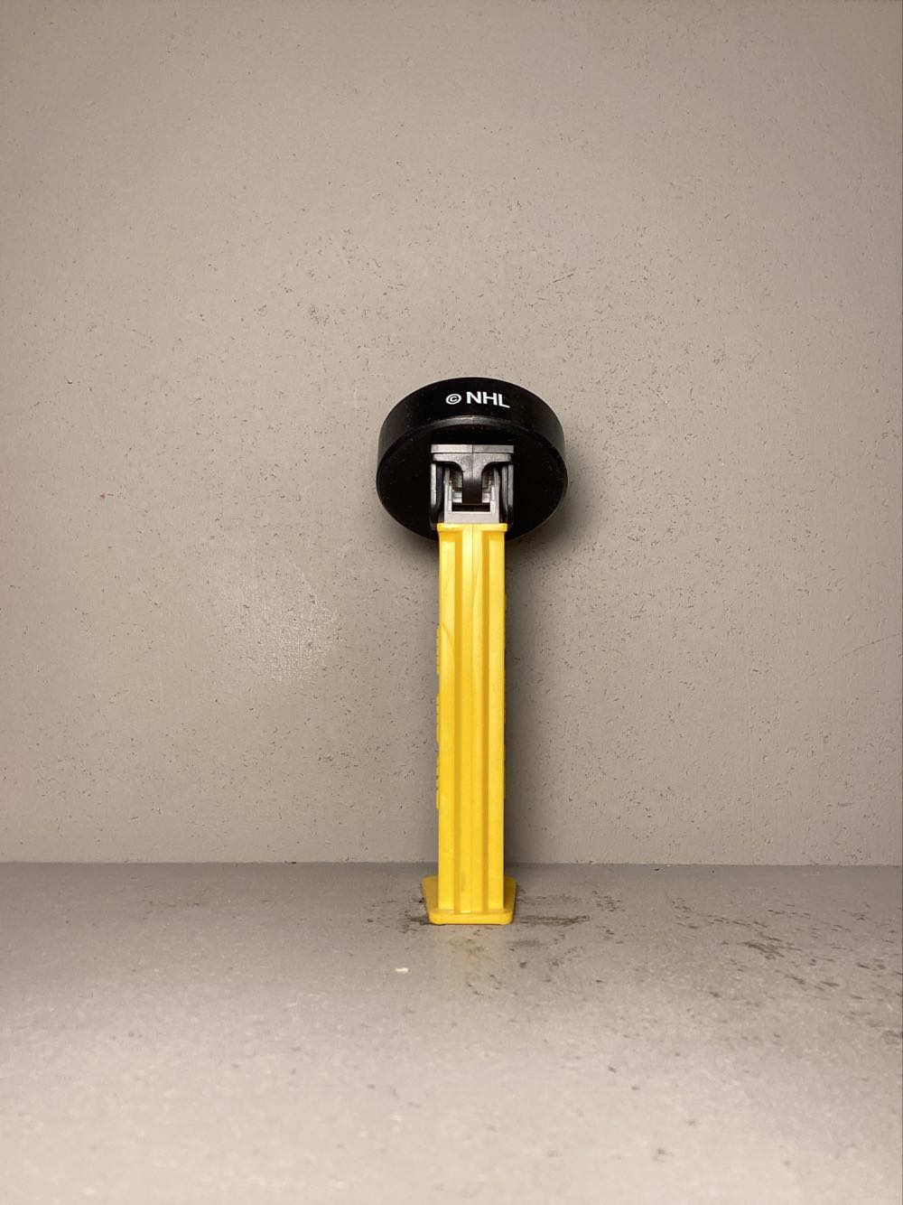 Hockey- NHL Hockey- Hockey Puck - Sports pez collectible - Main Image 3